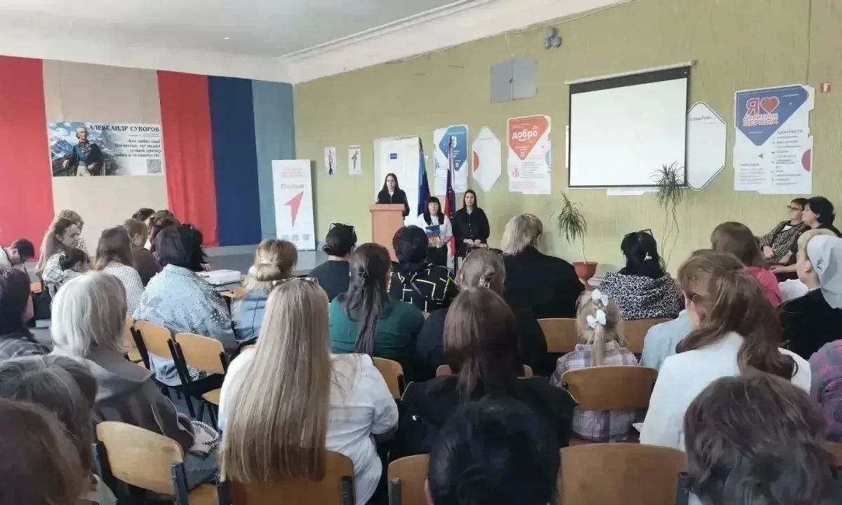 Полицейские Краснодона обсудили с родителями безопасность детей Полицейские Краснодона обсудили с родителями безопасность детей