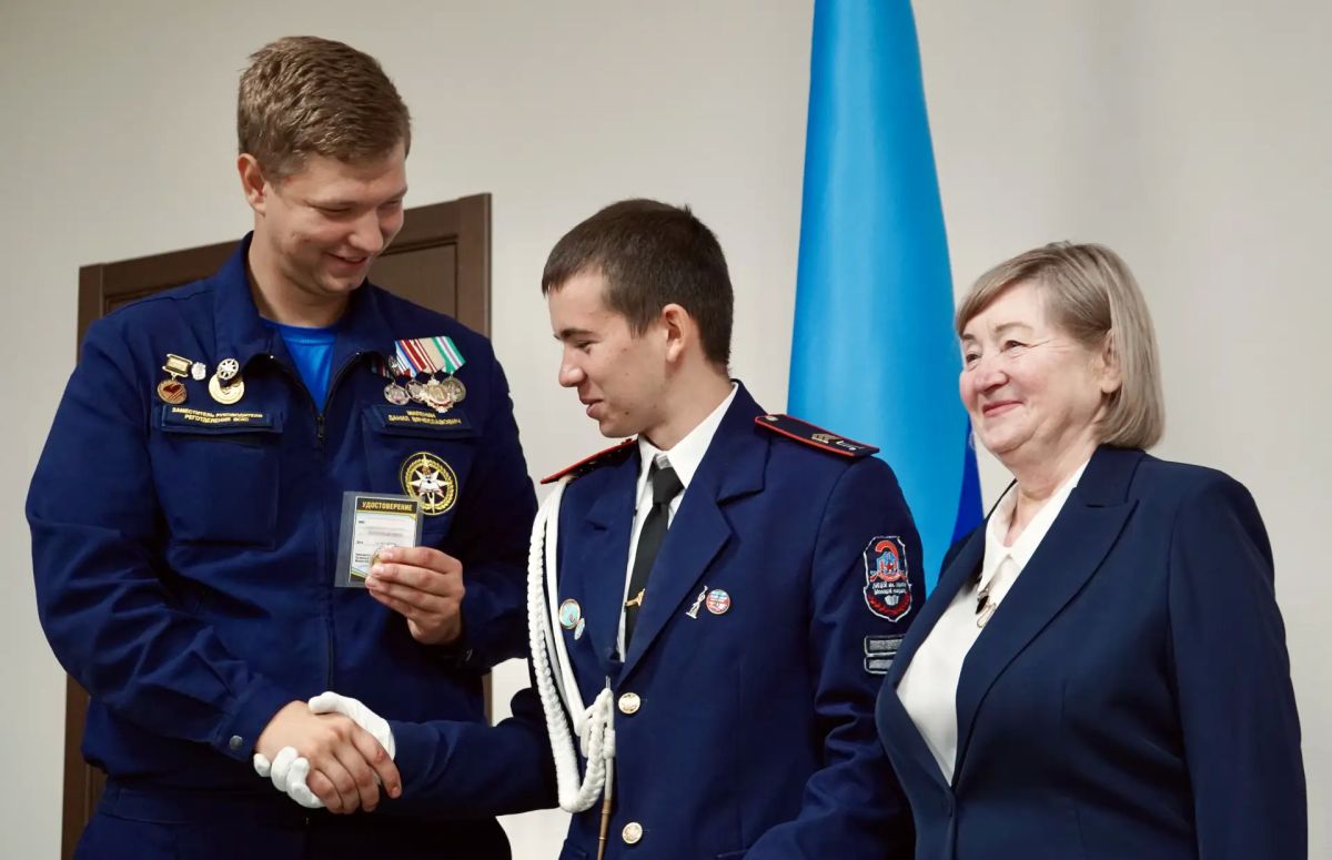 В Луганске состоялось посвящение школьников в юные спасатели В Луганске состоялось посвящение школьников в юные спасатели
