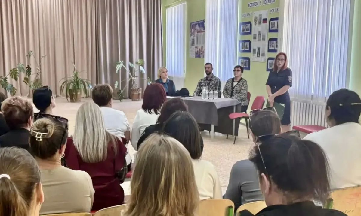 Полицейские Краснодона обсудили с родителями безопасность детей Полицейские Краснодона обсудили с родителями безопасность детей