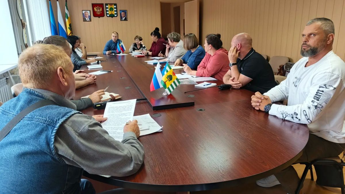 Врип Главы города Рубежное Евгений Шаталин совместно с депутатским корпусом городского округа города провел совещание Врип Главы города Рубежное Евгений Шаталин совместно с депутатским корпусом городского округа города провел совещание