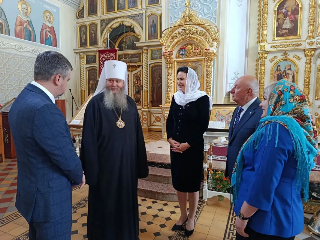 В рамках празднования Дня города Луганска Петро-Павловский кафедральный собор посетила делегация из города Костромы В рамках празднования Дня города Луганска Петро-Павловский кафедральный собор посетила делегация из города Костромы
