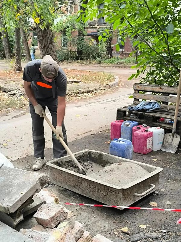 В Луганске Единая управляющая компания отремонтировала входные группы более чем в 70 многоэтажках с начала 2026 года В Луганске Единая управляющая компания отремонтировала входные группы более чем в 70 многоэтажках с начала 2026 года