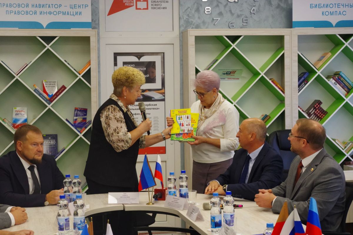 В Славяносербске открылась первая модельная библиотека!