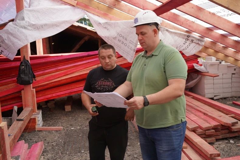 В Свердловском округе Красноярский край ремонтирует две шатровые кровли В Свердловском округе Красноярский край ремонтирует две шатровые кровли