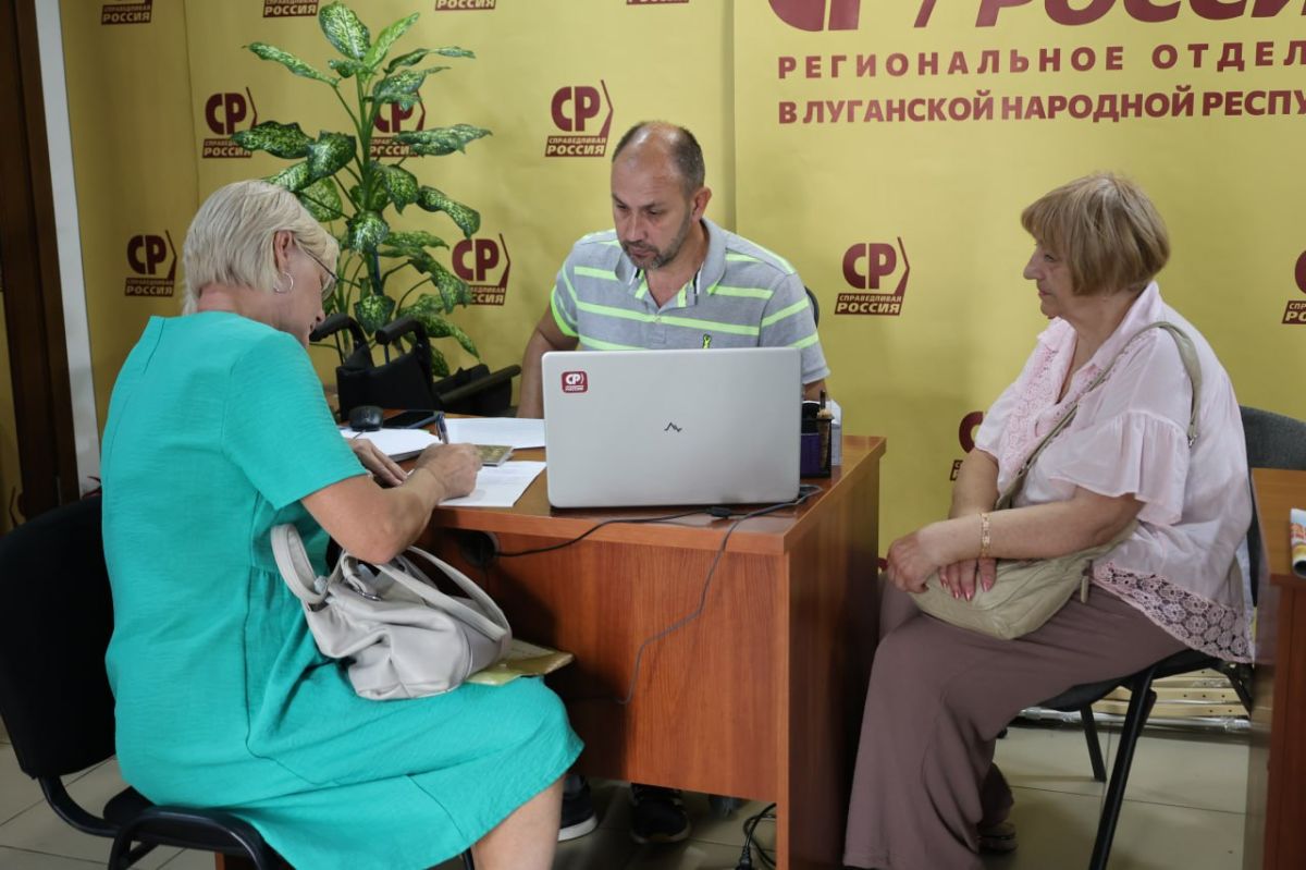 СПРАВЕДЛИВЫЙ ПРИЕМ. Руководитель фракции СПРАВЕДЛИВАЯ РОССИЯ в Народном Совете ЛНР Геннадий Тараканов провел очередной прием граждан СПРАВЕДЛИВЫЙ ПРИЕМ. Руководитель фракции СПРАВЕДЛИВАЯ РОССИЯ в Народном Совете ЛНР Геннадий Тараканов провел очередной прием граждан