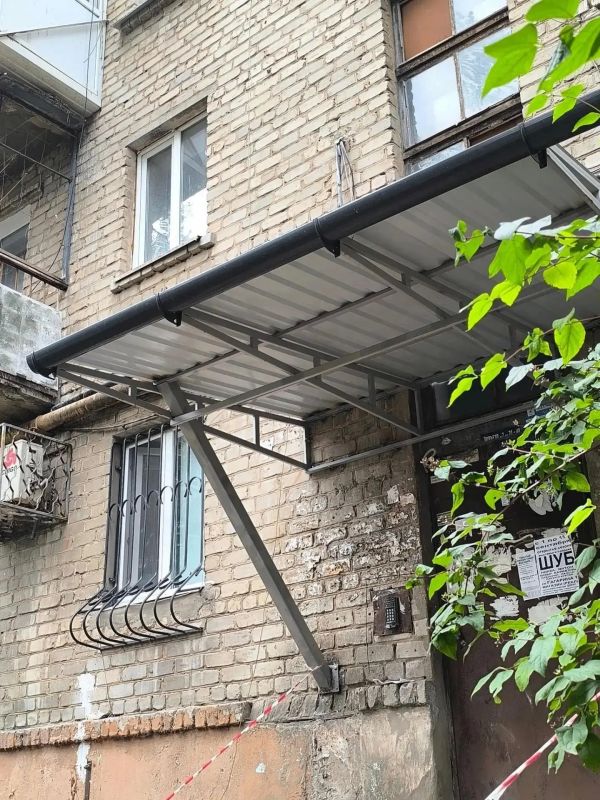 В Луганске Единая управляющая компания отремонтировала входные группы более чем в 70 многоэтажках с начала 2026 года