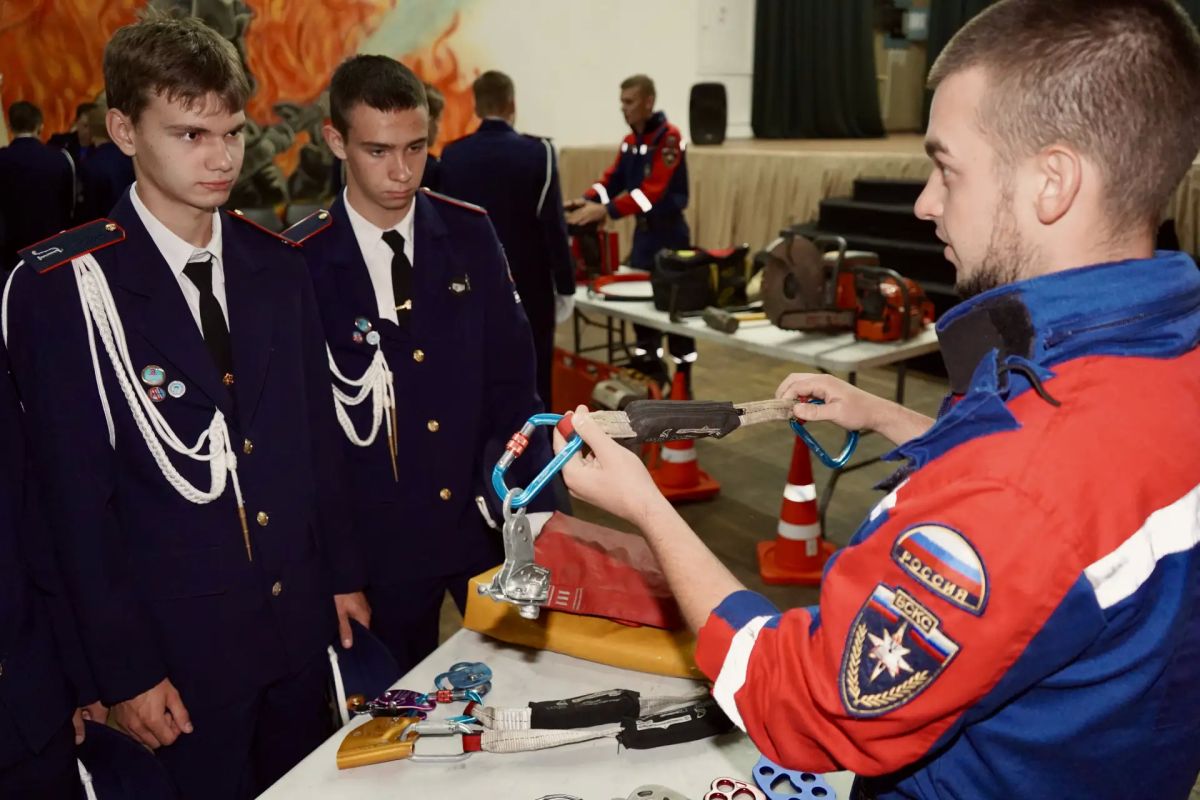 В Луганске состоялось посвящение школьников в юные спасатели В Луганске состоялось посвящение школьников в юные спасатели