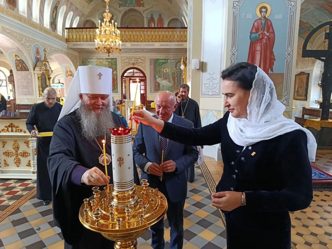 В рамках празднования Дня города Луганска Петро-Павловский кафедральный собор посетила делегация из города Костромы В рамках празднования Дня города Луганска Петро-Павловский кафедральный собор посетила делегация из города Костромы