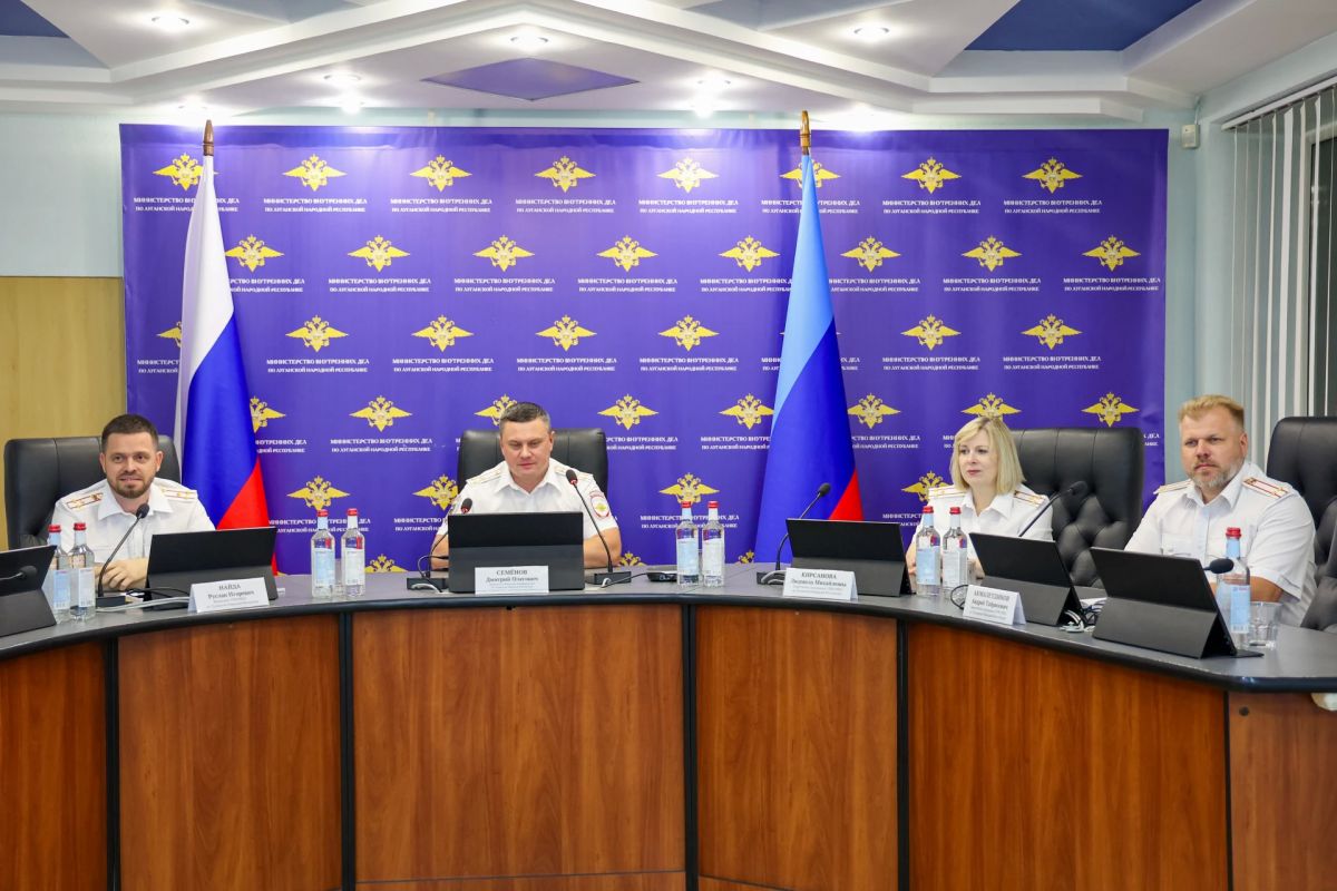 В МВД наградили сотрудников миграционных подразделений региона В МВД наградили сотрудников миграционных подразделений региона