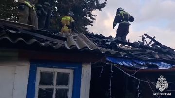 Спасатели потушили горящий дом в пгт Новодарьевка