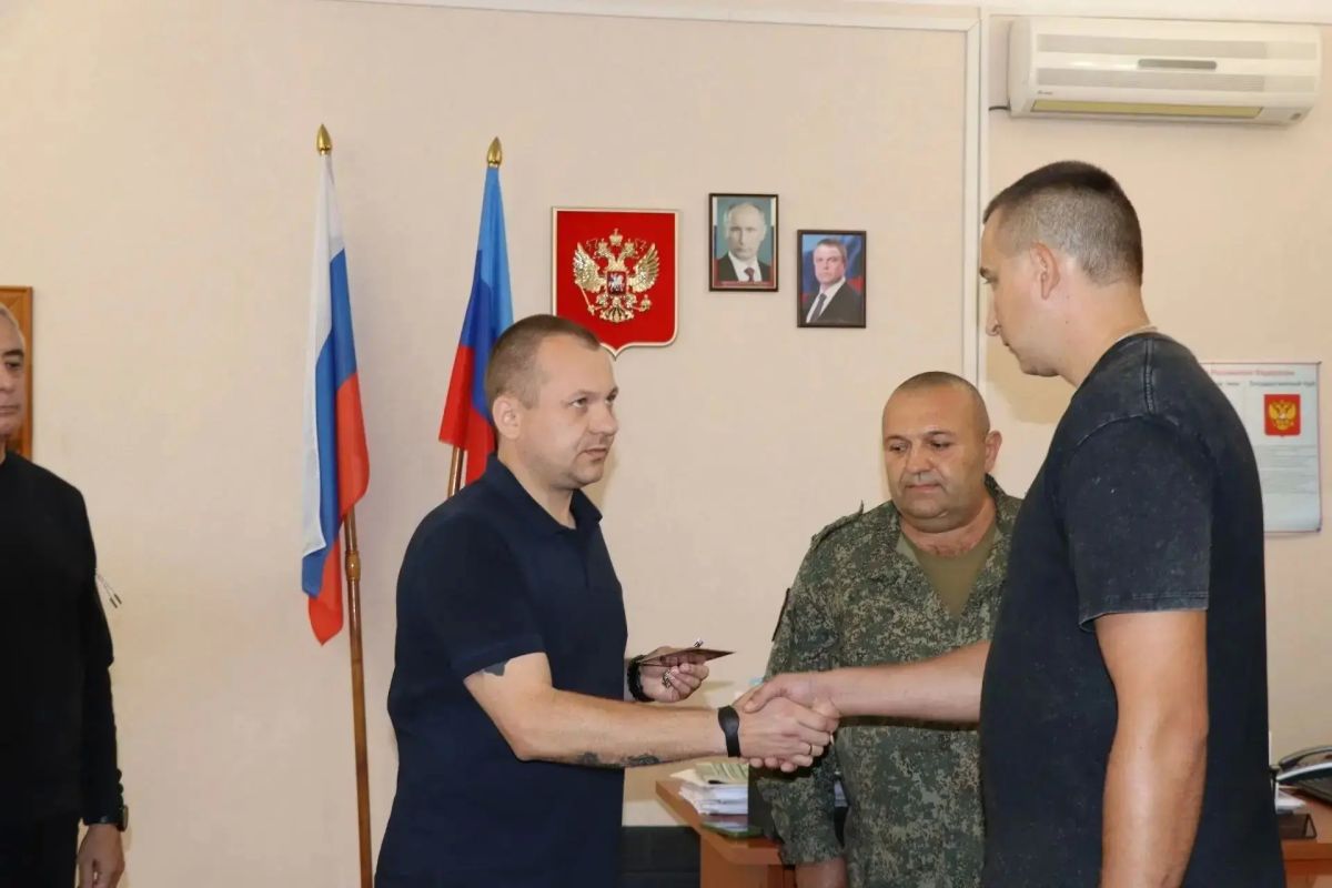 В Администрации городского округа состоялась церемония, в ходе которой временно исполняющий полномочия Главы городского округа Павел Дреев передал государственные награды семьям павших защитников В Администрации городского округа состоялась церемония, в ходе которой временно исполняющий полномочия Главы городского округа Павел Дреев передал государственные награды семьям павших защитников