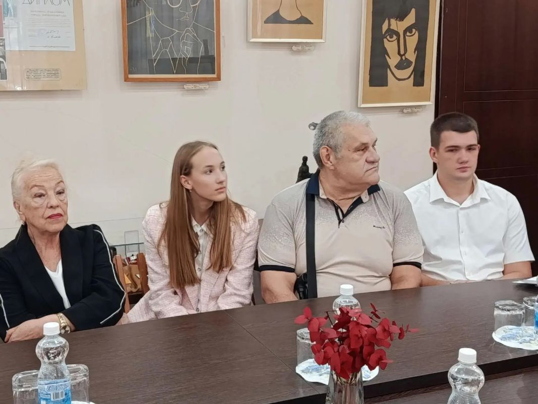 Яна Пащенко встретилась с тренерами и юными спортсменами Луганска Яна Пащенко встретилась с тренерами и юными спортсменами Луганска