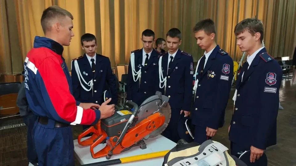 Новая смена: Лицеисты из Луганска вступили в школьный спасательный отряд