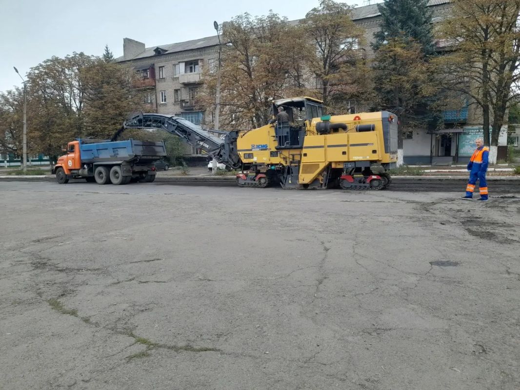 Работа по восстановлению дорожной инфраструктуры нашего округа продолжается, чтобы передвижение по ним было комфортным и безопасным для всех Работа по восстановлению дорожной инфраструктуры нашего округа продолжается, чтобы передвижение по ним было комфортным и безопасным для всех