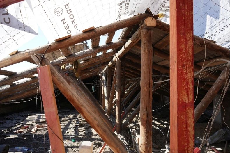 В Свердловском округе Красноярский край ремонтирует две шатровые кровли В Свердловском округе Красноярский край ремонтирует две шатровые кровли