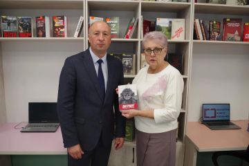 В СЛАВЯНОСЕРБСКОЙ МОДЕЛЬНОЙ БИБЛИОТЕКЕ ПОЯВИЛСЯ ЭКЗЕМПЛЯР КНИГИ О ПЕРВОМ ГЕРОЕ РОССИИ – УЧАСТНИКЕ СВО