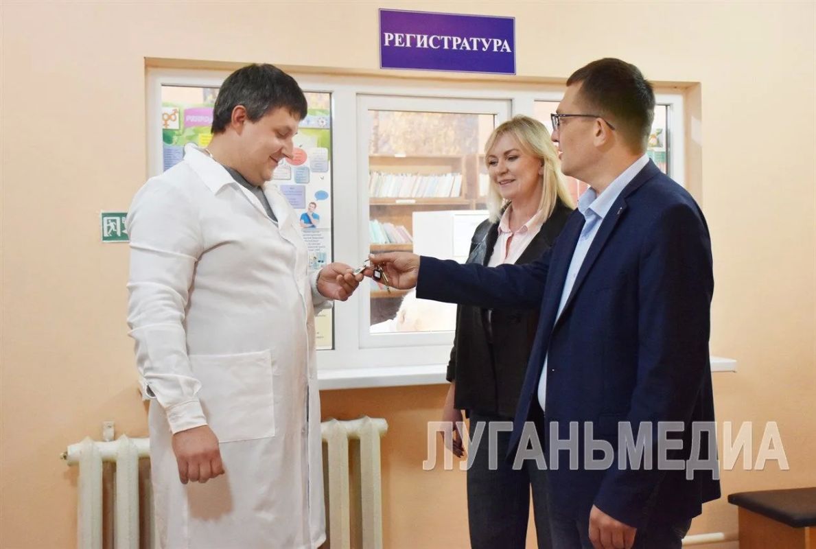 В Брянке вручили ключи от служебной квартиры молодому врачу
