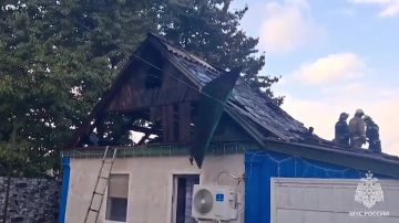 В пгт Новодарьевка спасатели МЧС России отстояли от огня жилой дом