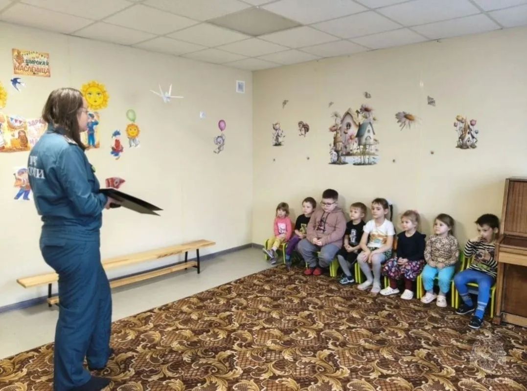 Сотрудники МЧС России провели урок безопасности для воспитанников детского сада «Земляничка» Сотрудники МЧС России провели урок безопасности для воспитанников детского сада «Земляничка»