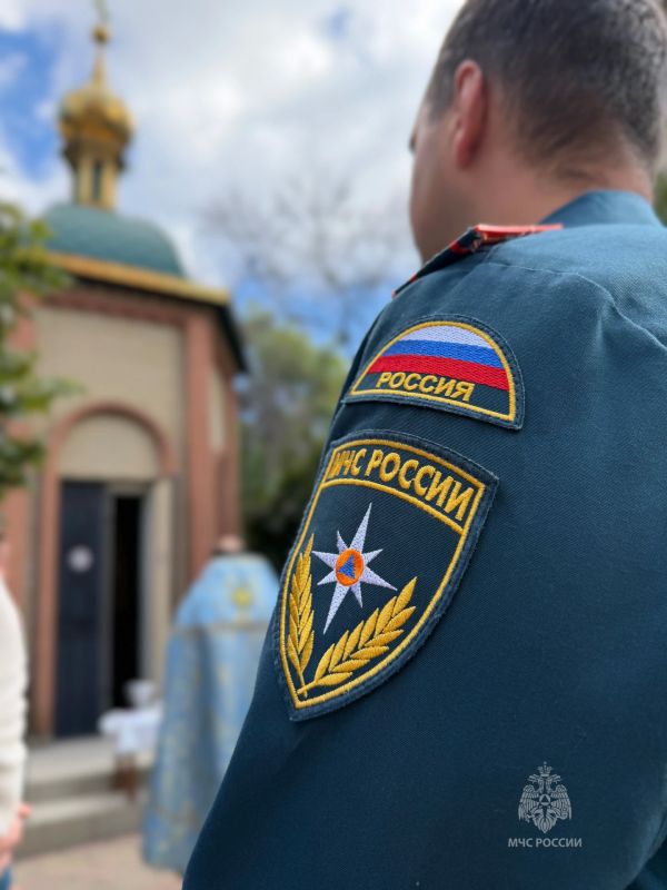 Сотрудники Главного управления МЧС России по Луганской Народной Республике приняли участие в благодарственном молебне в честь образа Божьей Матери «Неопалимая Купина» Сотрудники Главного управления МЧС России по Луганской Народной Республике приняли участие в благодарственном молебне в честь образа Божьей Матери «Неопалимая Купина»
