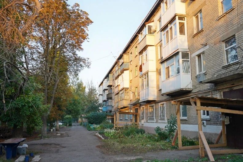 Строители из Красноярского края ремонтируют кровлю МКД на ул. Кожедуба, 4 Строители из Красноярского края ремонтируют кровлю МКД на ул. Кожедуба, 4
