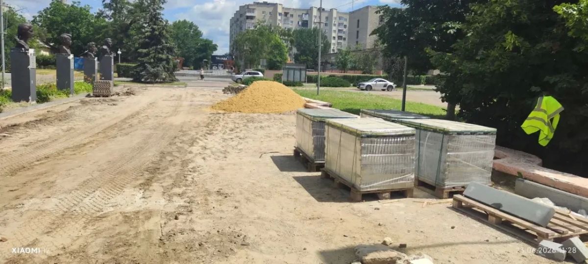 В центре города Краснодона продолжается преображение аллеи героев «Молодой гвардии» В центре города Краснодона продолжается преображение аллеи героев «Молодой гвардии»