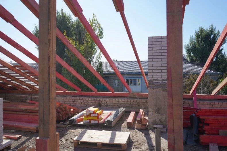 Строители из Красноярского края ремонтируют кровлю МКД на ул. Кожедуба, 4 Строители из Красноярского края ремонтируют кровлю МКД на ул. Кожедуба, 4
