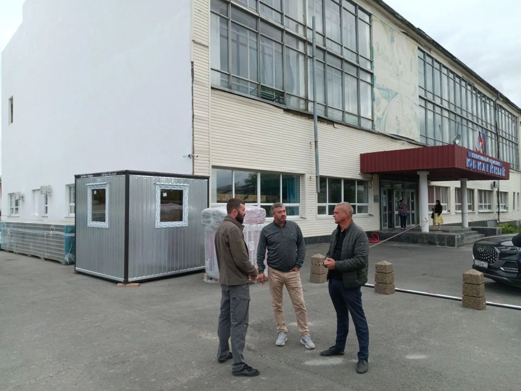 В Ровеньках стартовал капитальный ремонт кровли спорткомплекса «Юбилейный» при поддержке Республики Коми В городском округе город Ровеньки начались масштабные работы по капитальному ремонту кровли МБУ «Спортивный комплекс... В Ровеньках стартовал капитальный ремонт кровли спорткомплекса «Юбилейный» при поддержке Республики Коми В городском округе город Ровеньки начались масштабные работы по капитальному ремонту кровли МБУ «Спортивный комплекс...
