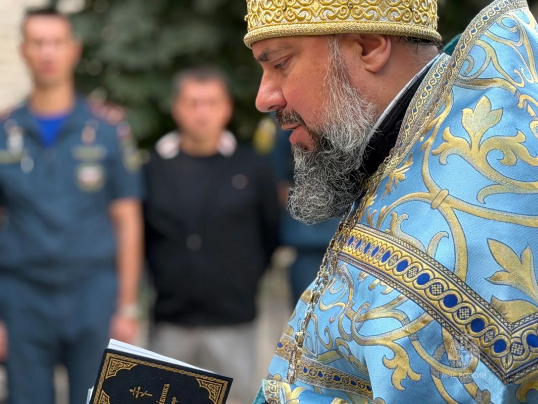Сотрудники Главного управления МЧС России по Луганской Народной Республике приняли участие в благодарственном молебне в честь образа Божьей Матери «Неопалимая Купина» Сотрудники Главного управления МЧС России по Луганской Народной Республике приняли участие в благодарственном молебне в честь образа Божьей Матери «Неопалимая Купина»
