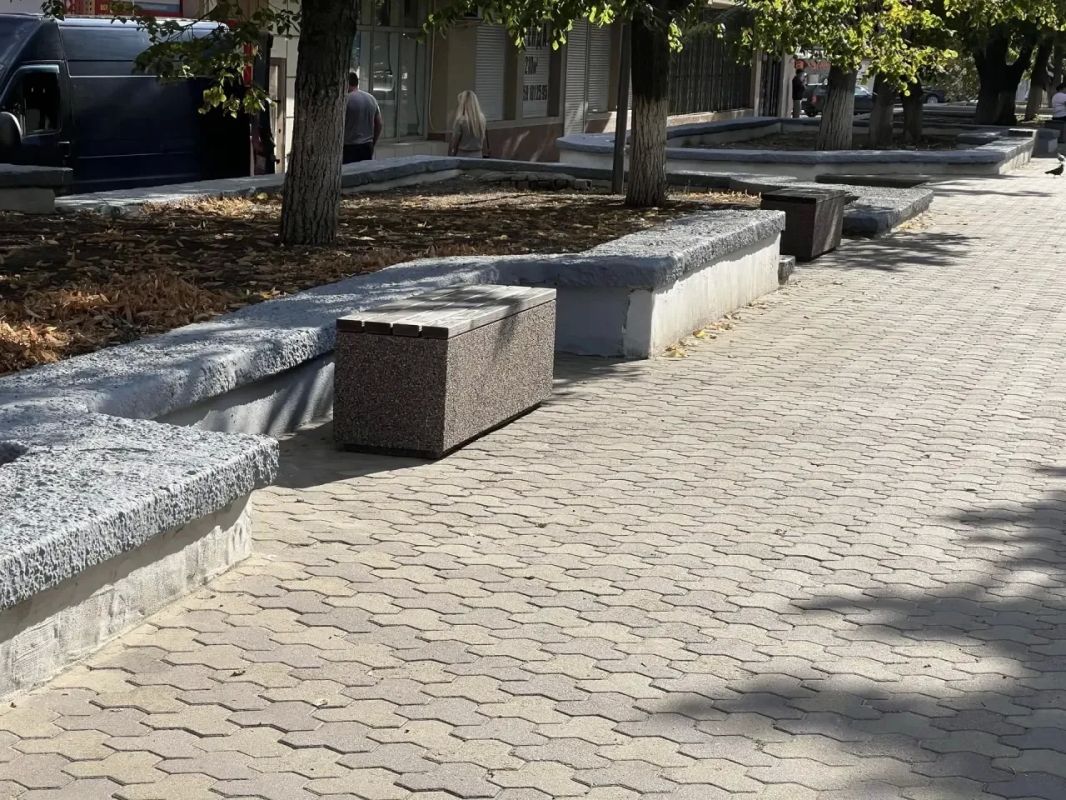 В центре города Краснодона продолжается преображение аллеи героев «Молодой гвардии» В центре города Краснодона продолжается преображение аллеи героев «Молодой гвардии»