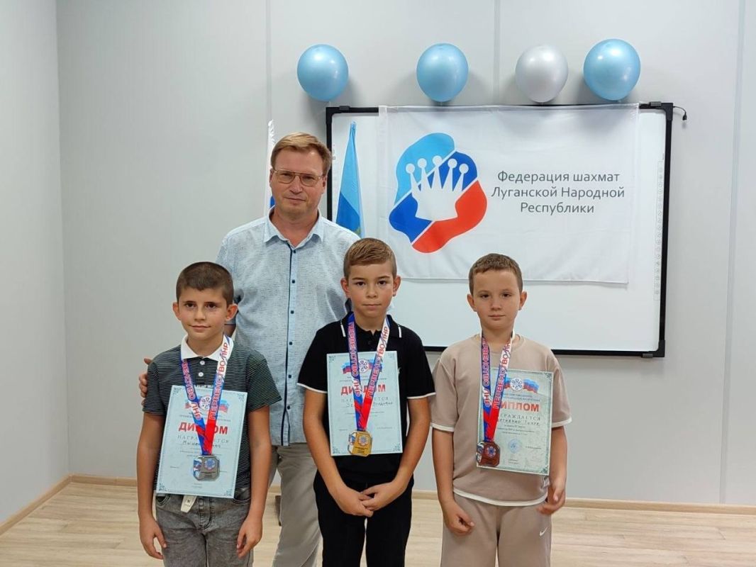 35 спортсменов из Антрацита, Брянки, Луганска, Свердловска, Станицы Луганской и Старобельска приняли участие в Первенствах ЛНР по быстрым шахматам, которые состоялись в Антраците 5-6 сентября 2026 года 35 спортсменов из Антрацита, Брянки, Луганска, Свердловска, Станицы Луганской и Старобельска приняли участие в Первенствах ЛНР по быстрым шахматам, которые состоялись в Антраците 5-6 сентября 2026 года