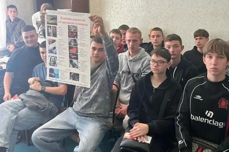 Специалист Свердловской ЦГМБ провел лекцию для студентов Свердловского колледжа о профилактике алкоголя