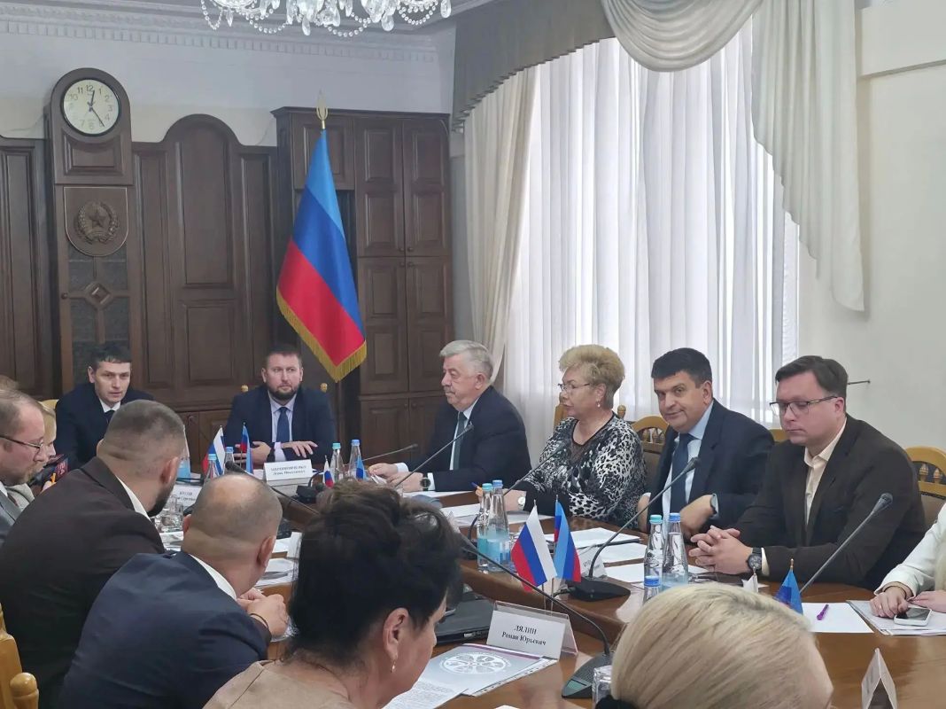 В рамках проекта "Новая школа" на площадке Правительства региона прошло с моим участием заседание межведомственной рабочей группы, которая занимается организационным обеспечением всероссийского народного проекта "Лица Героев" В рамках проекта "Новая школа" на площадке Правительства региона прошло с моим участием заседание межведомственной рабочей группы, которая занимается организационным обеспечением всероссийского народного проекта "Лица Героев"