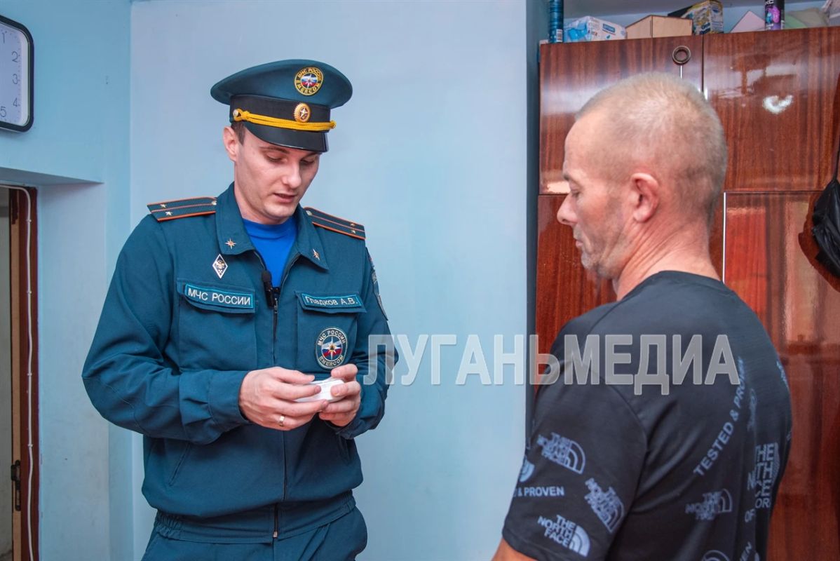 В Луганске работают над противопожарной безопасностью в домах многодетных семей В Луганске работают над противопожарной безопасностью в домах многодетных семей