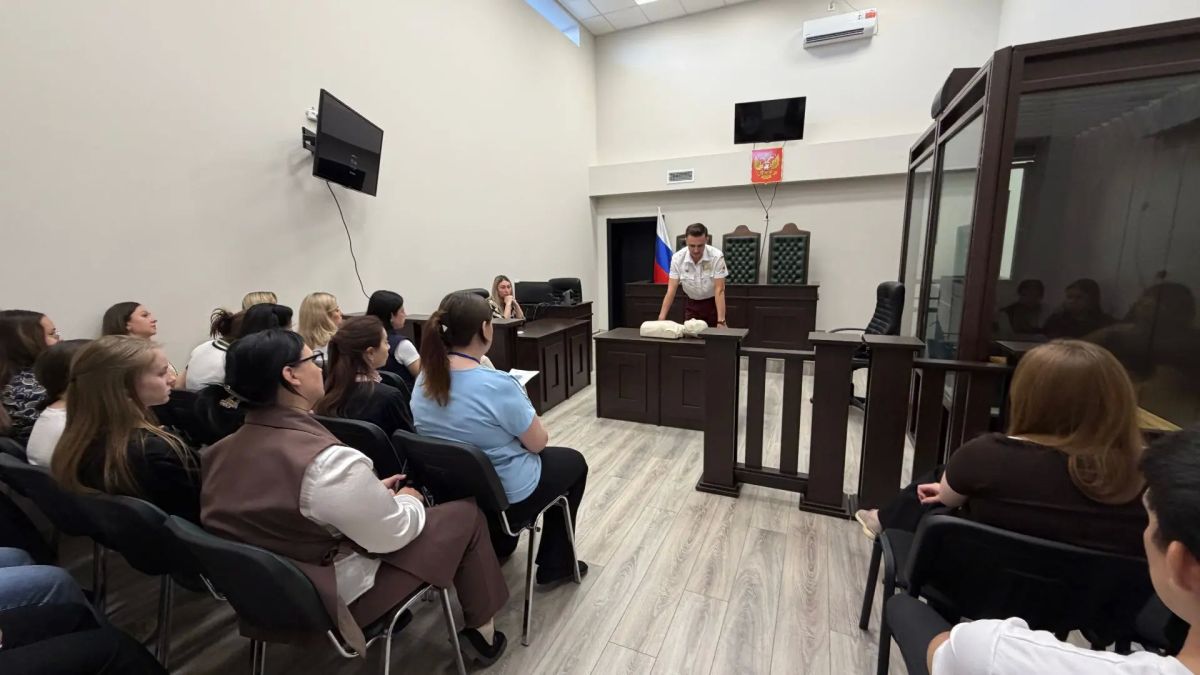В Краснодонском городском суде состоялся обучающий семинар по правилам поведения и оказания первой помощи в экстренных ситуациях В Краснодонском городском суде состоялся обучающий семинар по правилам поведения и оказания первой помощи в экстренных ситуациях
