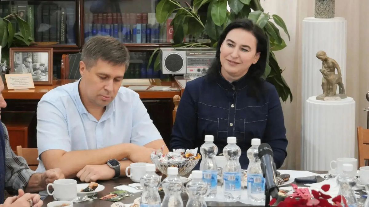 Яна Пащенко встретилась с ветеранами сферы ЖКХ Яна Пащенко встретилась с ветеранами сферы ЖКХ