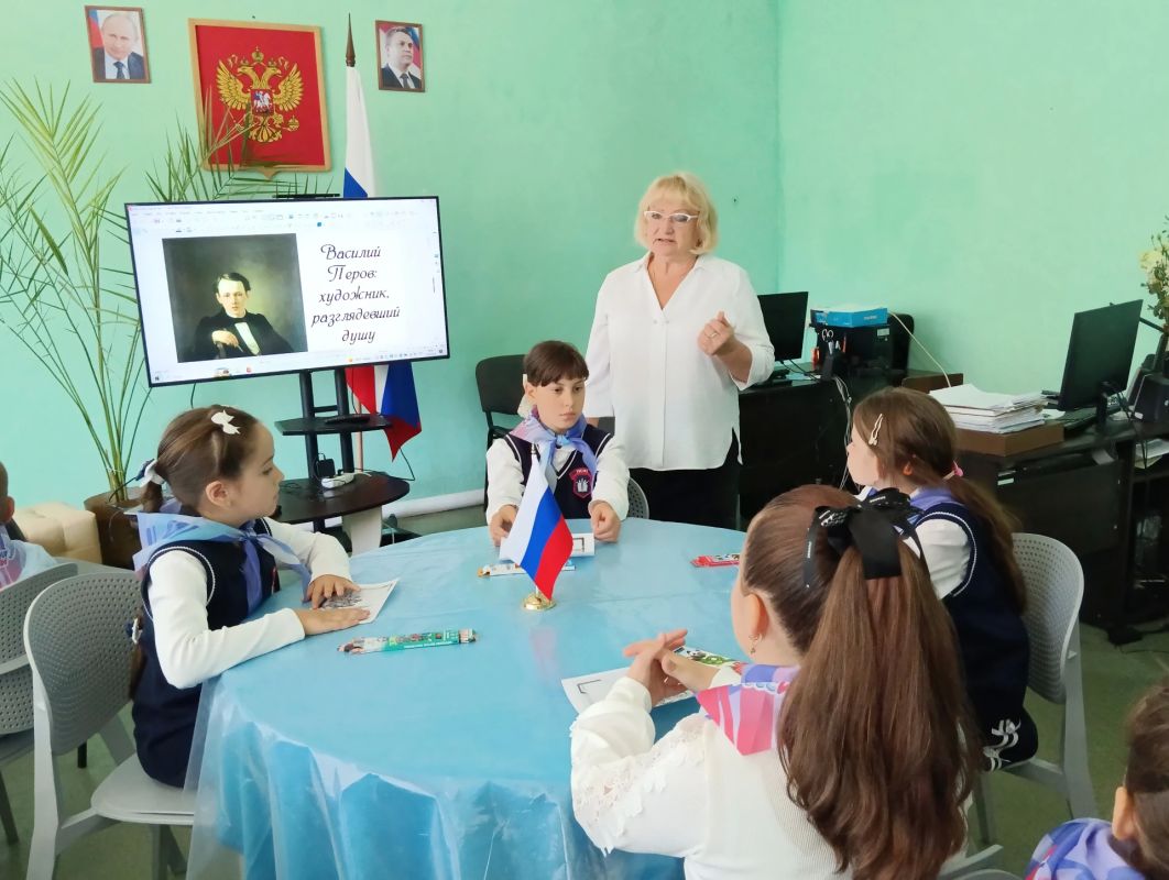 Для учащихся СШ№2 в МБУ «Кировский историко-художественном музее» состоялось путешествие по Третьяковской галерее: «Перов: художник, разглядевший душу русского народа»