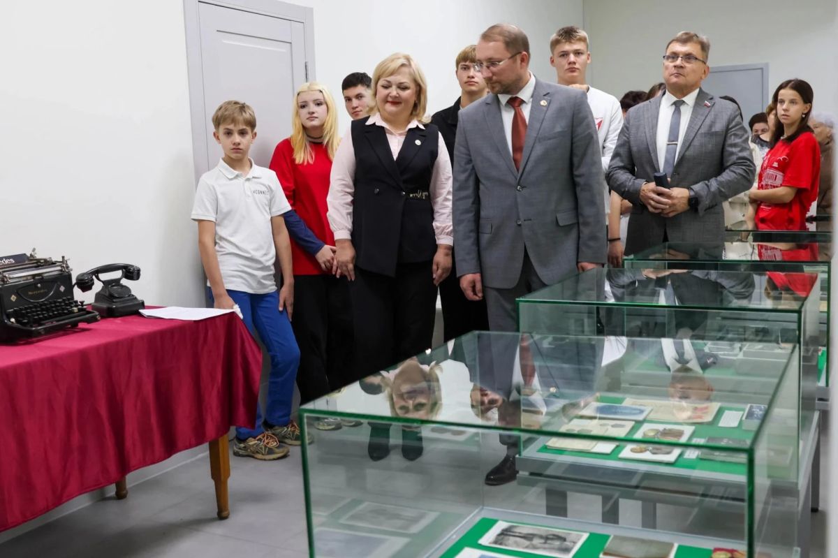 Роман Олексин: Посетил Алчевский городской исторический музей, где после капитального ремонта торжественно открылись два обновленных экспозиционных зала: «Алчевцы в период Великой Отечественной войны 1941-1945 годов» и... Роман Олексин: Посетил Алчевский городской исторический музей, где после капитального ремонта торжественно открылись два обновленных экспозиционных зала: «Алчевцы в период Великой Отечественной войны 1941-1945 годов» и...