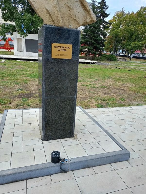 Вандалы продолжают громить парки Луганска Вандалы продолжают громить парки Луганска