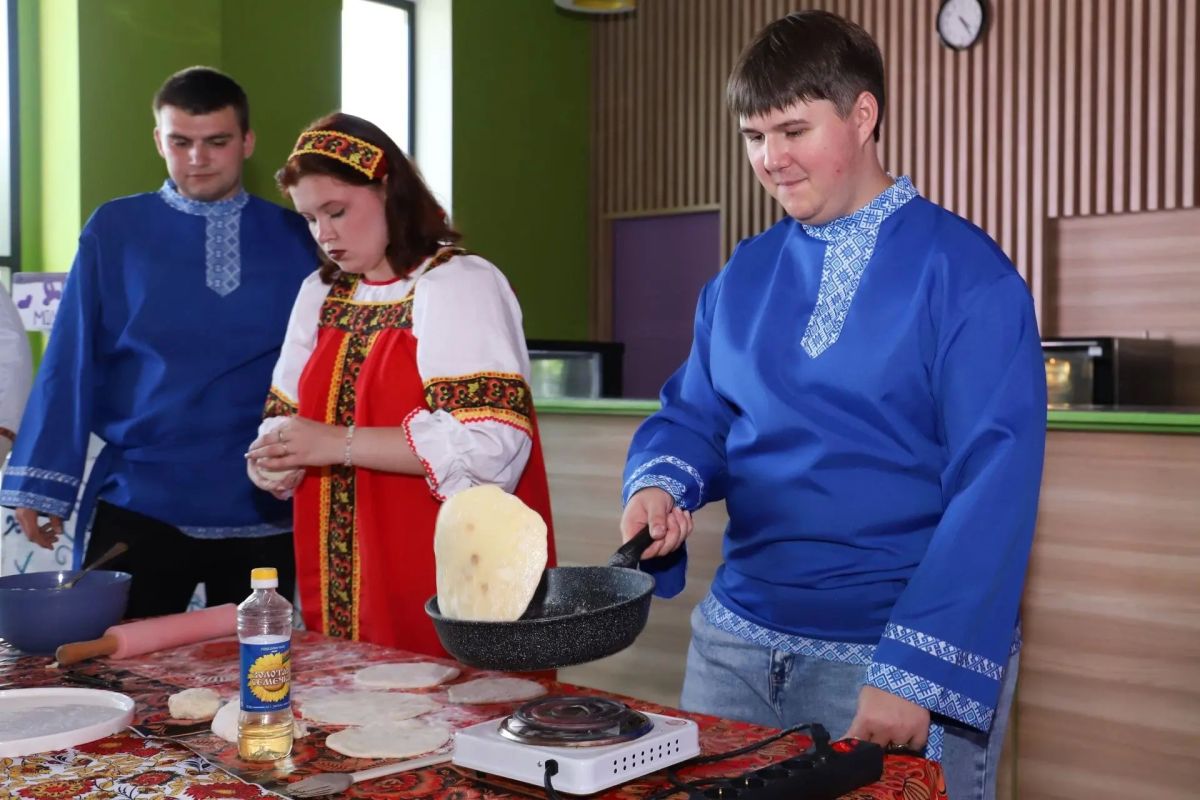 В Луганском Доме молодежи прошел форум «Единство народов России», объединивший представителей разных национальностей и культурных традиций В Луганском Доме молодежи прошел форум «Единство народов России», объединивший представителей разных национальностей и культурных традиций