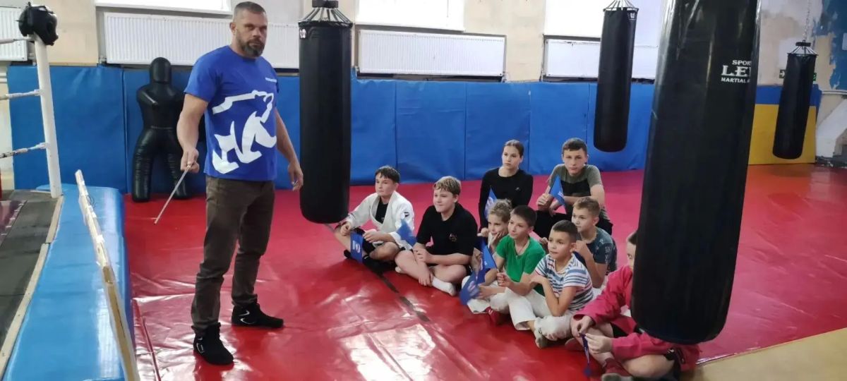 На основании письма Министерства спорта Луганской Народной Республики, депутат городского совета от партии «Единая Россия», координатор проектов «Выбор сильных» и «Детский спорт», директор МБУ ДО «РСШ» Кузнецов А.А. провел... На основании письма Министерства спорта Луганской Народной Республики, депутат городского совета от партии «Единая Россия», координатор проектов «Выбор сильных» и «Детский спорт», директор МБУ ДО «РСШ» Кузнецов А.А. провел...