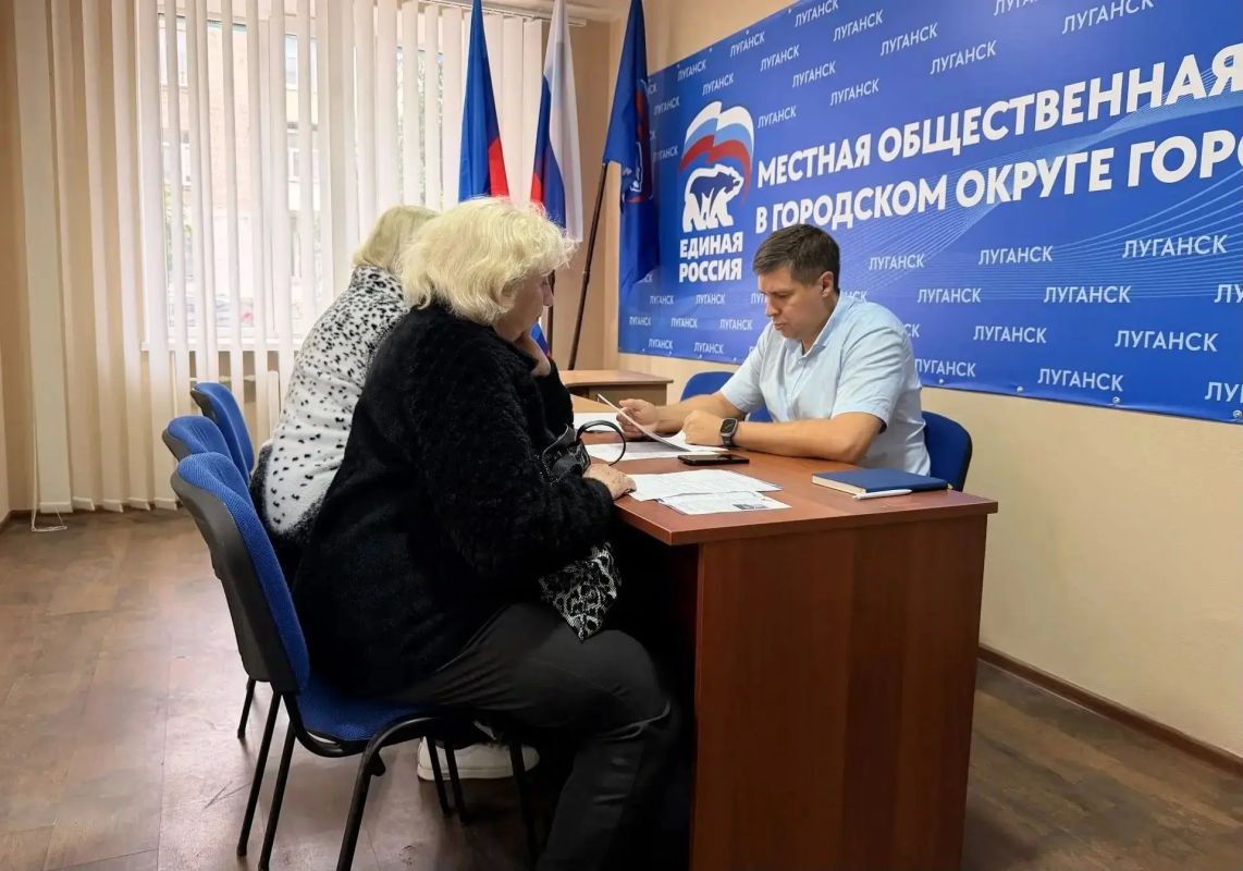 Депутат Совета столицы Александр Фогель провел прием в местной общественной приемной