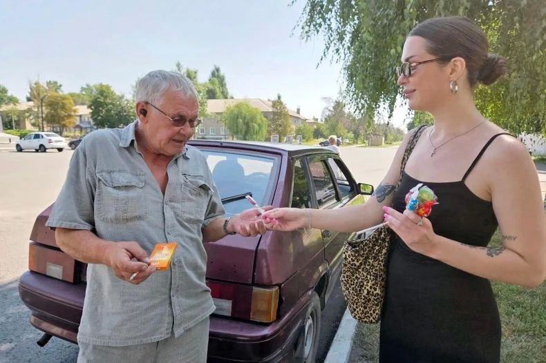 В Червонопартизанске провели акцию по обмену сигарет на конфеты В Червонопартизанске провели акцию по обмену сигарет на конфеты