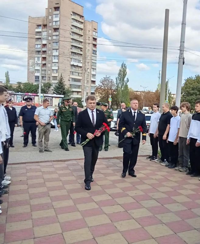 Сегодня депутаты Совета городского округа город Алчевск во главе со спикером представительного органа Романом Лысенко приняли участие в торжествах, посвящённых Дню города Сегодня депутаты Совета городского округа город Алчевск во главе со спикером представительного органа Романом Лысенко приняли участие в торжествах, посвящённых Дню города