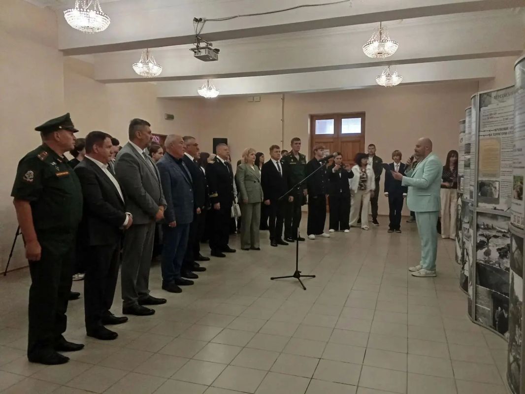 Председатель Совета городского округа город Алчевск Роман Лысенко совместно с депутатами принял участие в торжественном открытии выставки «Без срока давности» Председатель Совета городского округа город Алчевск Роман Лысенко совместно с депутатами принял участие в торжественном открытии выставки «Без срока давности»