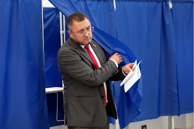 Представители Совета Свердловского муниципального округа голосуют на выборах депутатов Госдумы РФ Представители Совета Свердловского муниципального округа голосуют на выборах депутатов Госдумы РФ