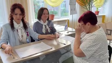 Первые кадры с избирательных участков в ЛНР: уже с первых минут голосования очереди за бюллетенями