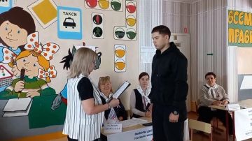 Краснодонщина активно участвует в выборах депутатов Государственной Думы РФ. Жители голосуют как на избирательных участках, так и в рамках выездного голосования и на придомовых территориях