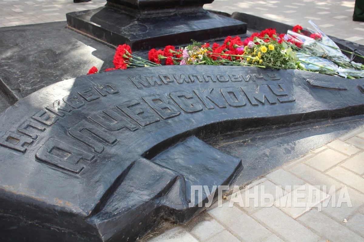 В Алчевске состоялась торжественная церемония возложения цветов, приуроченная ко Дню города В Алчевске состоялась торжественная церемония возложения цветов, приуроченная ко Дню города