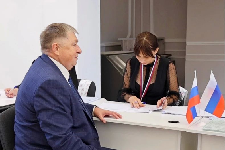 Представители Совета Свердловского муниципального округа голосуют на выборах депутатов Госдумы РФ Представители Совета Свердловского муниципального округа голосуют на выборах депутатов Госдумы РФ